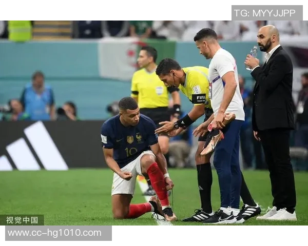 姆巴佩因裁判第98分钟吹哨不满上前理论遭黄牌处罚引发争议